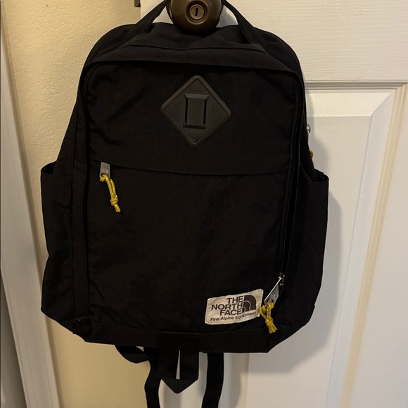 The North Face Berkeley Daypack travel vacation outdoor hiking cruise - Picture 4 of 5